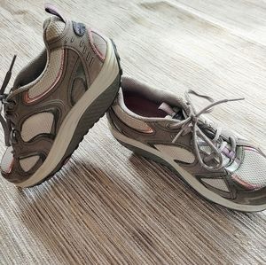 Women size 7.5 Skechers Shape Ups Shoes